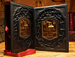 Книга в подарок «Нефть. Вчера, сегодня, завтра. В футляре» в кожаном переплете